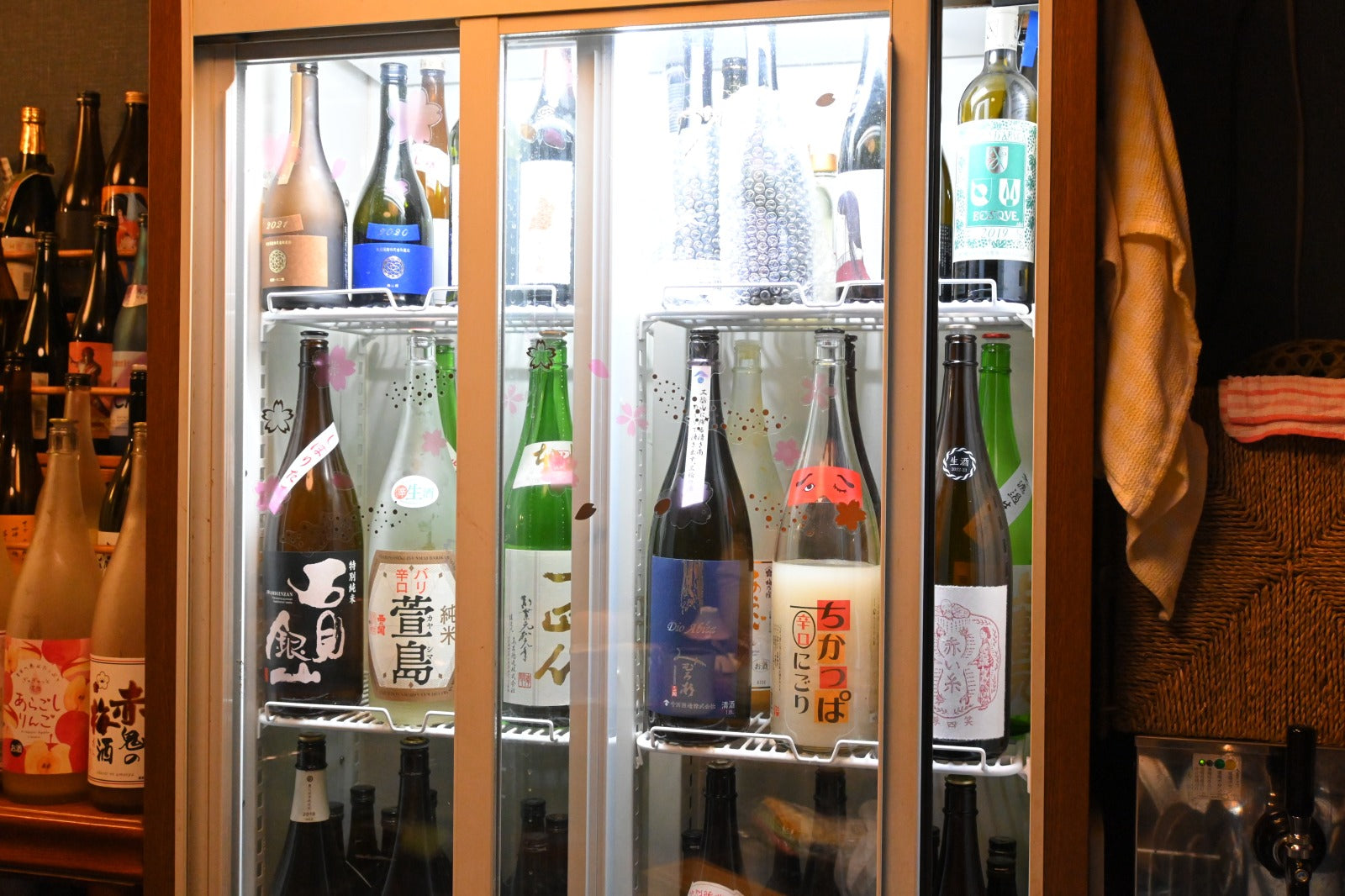 セラーに並んだ日本酒