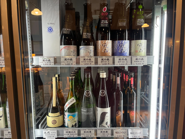 セラーに並んだ日本酒