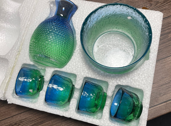 酒器と日本酒とおちょこ